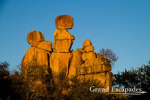 Kopje or Balacing Rocks (here "the Mother & Child"), Matopos or Matobo National Park, Zimbabwe, Africa