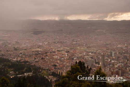 Another landmark, Cerro Monserrate with its huge white church, we also saved for the very last evening. The funicular took us up to 3.152 meters in no time. The view of the 1.700 square kilometer capital below was even impressive with a light drizzle setting in
