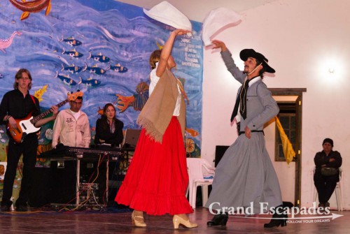 In the meantime, the young dancers waiting for their gig simply started to dance next to the stage. It kind of set the mood for what followed: a top performance of folkloristic dances from the Cordoba region presented in a firework of emotions and devotion that brought tears in your eyes
