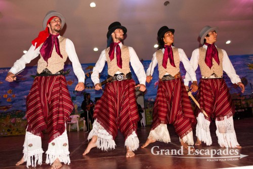 In the meantime, the young dancers waiting for their gig simply started to dance next to the stage. It kind of set the mood for what followed: a top performance of folkloristic dances from the Cordoba region presented in a firework of emotions and devotion that brought tears in your eyes