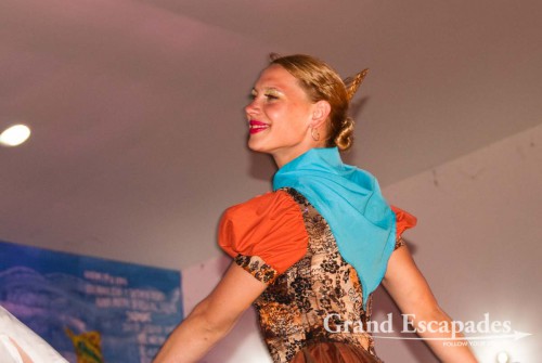 In the meantime, the young dancers waiting for their gig simply started to dance next to the stage. It kind of set the mood for what followed: a top performance of folkloristic dances from the Cordoba region presented in a firework of emotions and devotion that brought tears in your eyes
