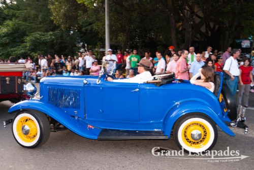 aturday, a convoy of 200 vintage and other cars circled the main streets of town, its passenger dressed appropriate to the age of the automobile. No need to worry about a spot to watch, since its routine extends though a large part of the town