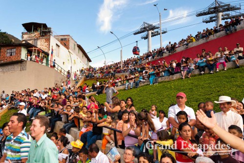 The crowd grew by the minute, but who would want to miss what was about to come. A little space was cleared in the plaza and a group of twelve young dancers of the Academy of Ballet performed a medley of different dances that brought you to your knees. With great professionalism and enthusiasm they danced to different kinds of music, Salsa, Merengue, Tango, Vallenato, Brazilian Samba and even an Arabic dance