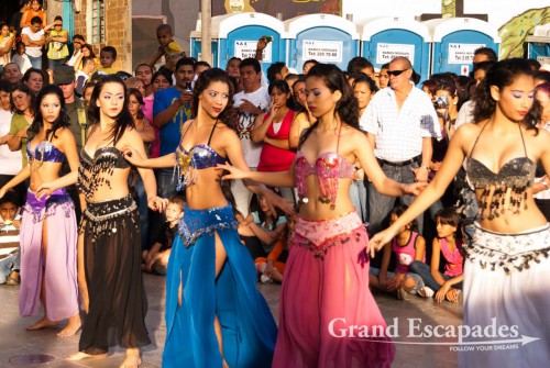 The crowd grew by the minute, but who would want to miss what was about to come. A little space was cleared in the plaza and a group of twelve young dancers of the Academy of Ballet performed a medley of different dances that brought you to your knees. With great professionalism and enthusiasm they danced to different kinds of music, Salsa, Merengue, Tango, Vallenato, Brazilian Samba and even an Arabic dance