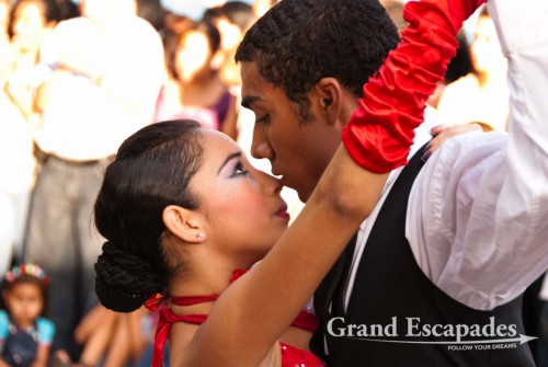 The crowd grew by the minute, but who would want to miss what was about to come. A little space was cleared in the plaza and a group of twelve young dancers of the Academy of Ballet performed a medley of different dances that brought you to your knees. With great professionalism and enthusiasm they danced to different kinds of music, Salsa, Merengue, Tango, Vallenato, Brazilian Samba and even an Arabic dance