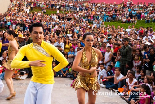 The crowd grew by the minute, but who would want to miss what was about to come. A little space was cleared in the plaza and a group of twelve young dancers of the Academy of Ballet performed a medley of different dances that brought you to your knees. With great professionalism and enthusiasm they danced to different kinds of music, Salsa, Merengue, Tango, Vallenato, Brazilian Samba and even an Arabic dance