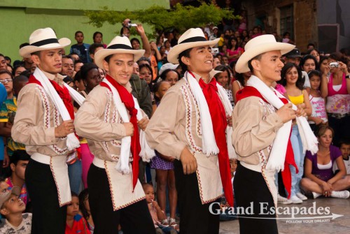 The crowd grew by the minute, but who would want to miss what was about to come. A little space was cleared in the plaza and a group of twelve young dancers of the Academy of Ballet performed a medley of different dances that brought you to your knees. With great professionalism and enthusiasm they danced to different kinds of music, Salsa, Merengue, Tango, Vallenato, Brazilian Samba and even an Arabic dance