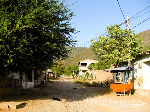 Except scuba diving and taking Spanish lessons, we see no reason for staying in this rather bland fishing village, 7 kilometers from Santa Marta. The ?beach? in the village and the surrounding beachfront is under construction: streets dug up, cordoned off with yellow tape, heaps of concrete, gravel, sand, slabs of stone, trash. A rather unpleasant sight!