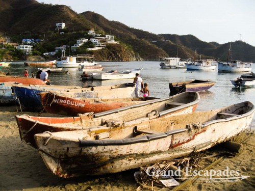 Except scuba diving and taking Spanish lessons, we see no reason for staying in this rather bland fishing village, 7 kilometers from Santa Marta. The ?beach? in the village and the surrounding beachfront is under construction: streets dug up, cordoned off with yellow tape, heaps of concrete, gravel, sand, slabs of stone, trash. A rather unpleasant sight!