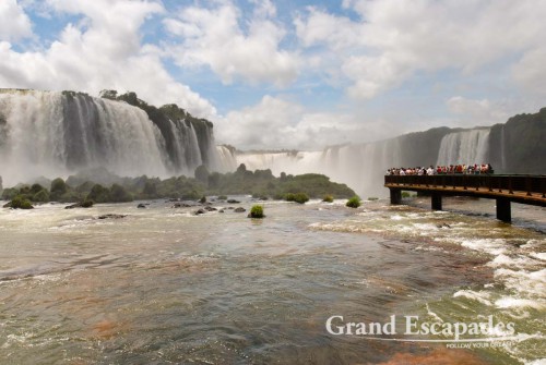 The Brazilian side of the waterfalls is completely different: you do not have the close view from the waterfalls, but on the other hand you get a much better panorama and hence a much better idea of the overall dimension and layout of the falls - Iguazu Falls, Brazil