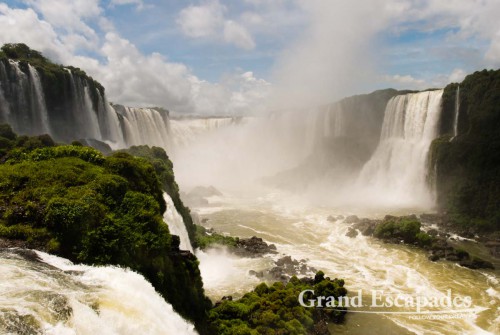 The Brazilian side of the waterfalls is completely different: you do not have the close view from the waterfalls, but on the other hand you get a much better panorama and hence a much better idea of the overall dimension and layout of the falls - Iguazu Falls, Brazil