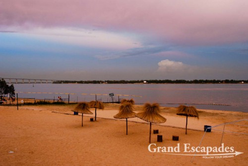 On Costera Norte there are "Balnearios", beaches with services including umbrella rental, showers, volleyball nets and outdoor bars, THE place to be during the summer, Rosario, Argentina