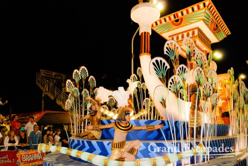 The floats or "Carosas" following the dancers have various levels reaching up ten meters and yes, there are little stages all the way up there with dancers moving passionately! These little platforms are less than a square meter and a small semicircular tiny reeling for the artists to hold on, Carneval of Gualeyguachu, Argentina