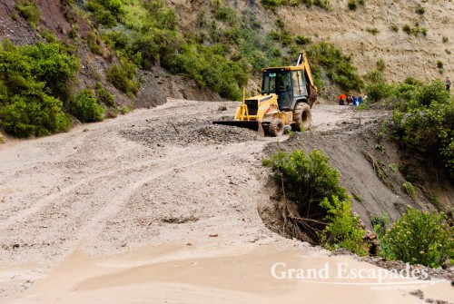 The caterpillar started to clear the road. This looked like very experienced maneuvers. In the meantime, it had stopped raining and we felt it was now appropriate to take photos of this whole spectacle.