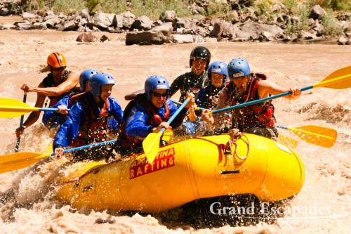 Rio Mendoza is just ideal for beginners who are looking for strong adrenaline output. It was truly exhilarating to zigzag between the rocks at high speed in the muddy glacier waters. The temperature of the water was 11 degrees and when the first waves hit us, at times more than one meter high, we even got a good taste of it