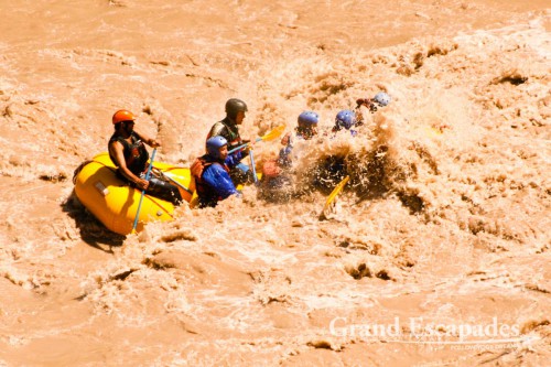 Rio Mendoza is just ideal for beginners who are looking for strong adrenaline output. It was truly exhilarating to zigzag between the rocks at high speed in the muddy glacier waters. The temperature of the water was 11 degrees and when the first waves hit us, at times more than one meter high, we even got a good taste of it