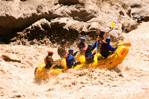 Rio Mendoza is just ideal for beginners who are looking for strong adrenaline output. It was truly exhilarating to zigzag between the rocks at high speed in the muddy glacier waters. The temperature of the water was 11 degrees and when the first waves hit us, at times more than one meter high, we even got a good taste of it