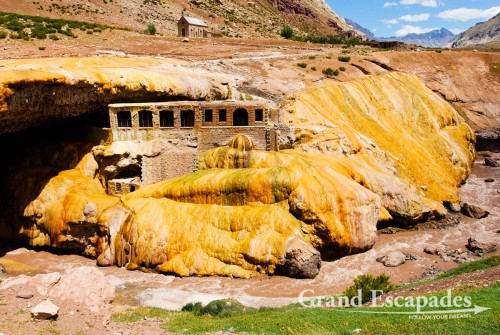 Another natural wonder is Puente del Inca, a stone bridge over Rio de las Cuevas. It shines in a bright orange colour, which stems from the sediments of the sulphuric waters