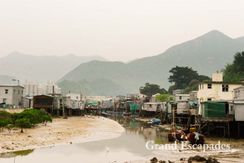 The fishing village of Tai O has undergone the biggest change: the stilt houses still existed, but lots of other houses had been built all around it. The hand drawn ferry had been replaced by a bridge and the street leading off it was lined with shops