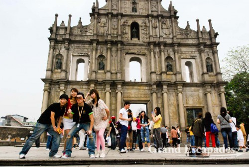 The main drag filled with these shops leads to Macau's ultimate attraction, the lonely façade of a former cathedral, the only part left standing. Heidi remembers this façade standing in a field with nothing around it, and back then being Macau's only attraction. Now the lay-out of the cathedral has been reconstructed and a small museum was attached