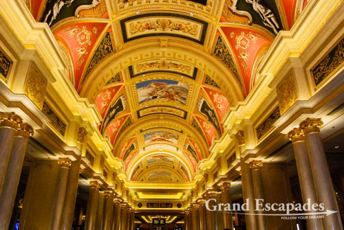 The Venetian Hotel & Casino, a replica of the very city and what is most amazing, not badly done! The dimensions are mind-boggling...