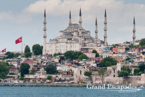 So we immediately switched to the most efficient & pleasant way to travel to and around Istanbul: the ferry boat. This is a fast and scenic way to discover the whole city