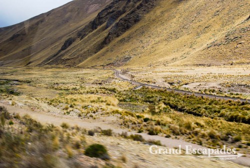 Train tracks at an altitude of 4.335 meters ... This used to be the highest train ride in the world, before the opening of the Tibet-Train. It is still the highest train ride in South America!
