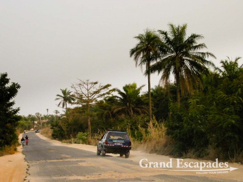 Driving partly on the embankment is the Senegalese way of avoiding potholed roads!