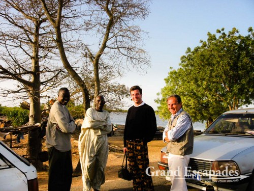 After having been bumped from our flight back to Dakar, we took a Taxi Brousse to Ziguinchor the next morning with 2 other people who had suffered the same fate. Here we encontered another obstacle: the army would not open the bridge until 08:00 am due to rebel activities ...