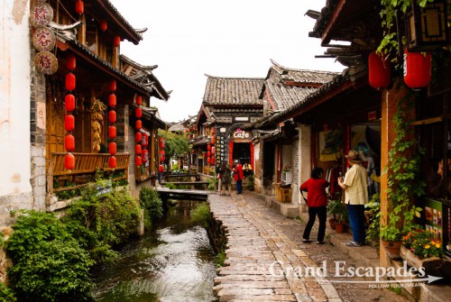 Cobble-stone streets lined with traditional Naxi architecture in the Old Town of Lijiang, Yunnan's number one tourist destination, China