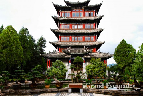Cobble-stone streets lined with traditional Naxi architecture in the Old Town of Lijiang, Yunnan's number one tourist destination, China