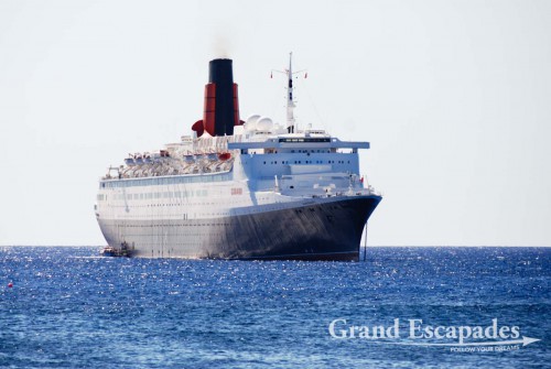 Queen Elisabeth with 1.800 passengers arriving in Rapa Nui or Easter Island, Pacific