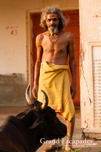 Old man at Galtaji, better known as Galwar Bagh, the Monkey Temple, situated among Green Hravalies Hills, Jaipur, Rajasthan, India