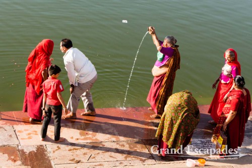 Pilgrims at one of the 52 bathing Ghats surrounding Pushkar Lake, Pushkar, Rajasthan, India