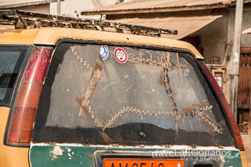 tsxi brusse with broken window
